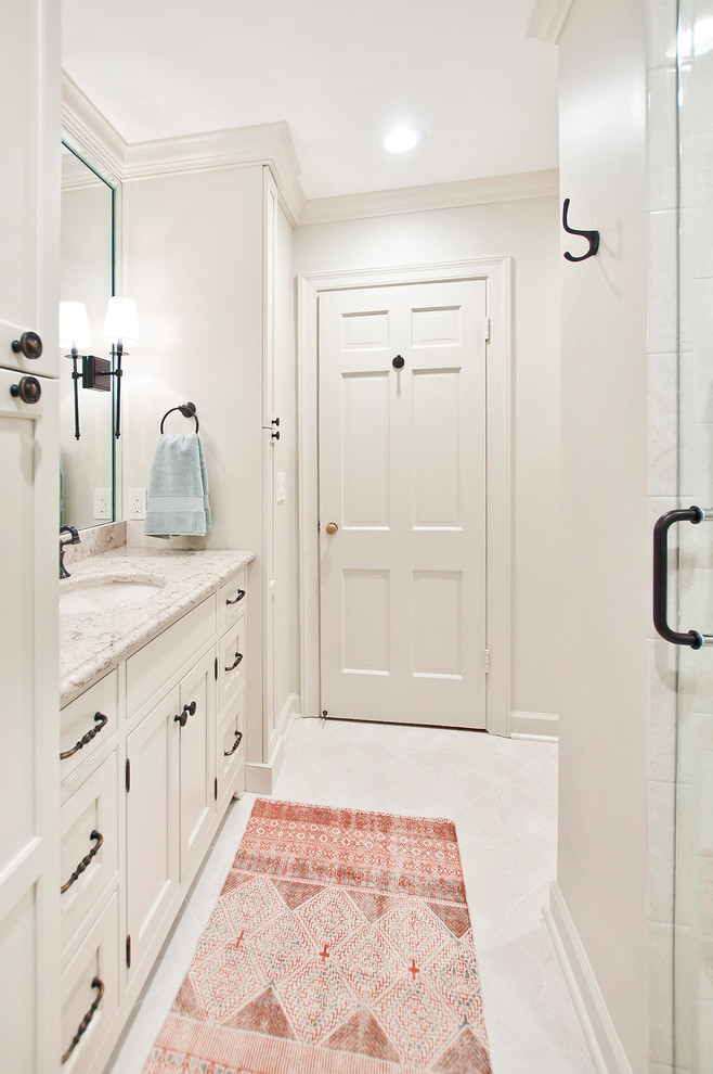 Idéer för ett mellanstort klassiskt flerfärgad en-suite badrum, med luckor med infälld panel, gula skåp, bänkskiva i kvarts, en dusch i en alkov, en toalettstol med separat cisternkåpa, vit kakel, porslinskakel, vita väggar, klinkergolv i porslin, ett undermonterad handfat, vitt golv och dusch med gångjärnsdörr