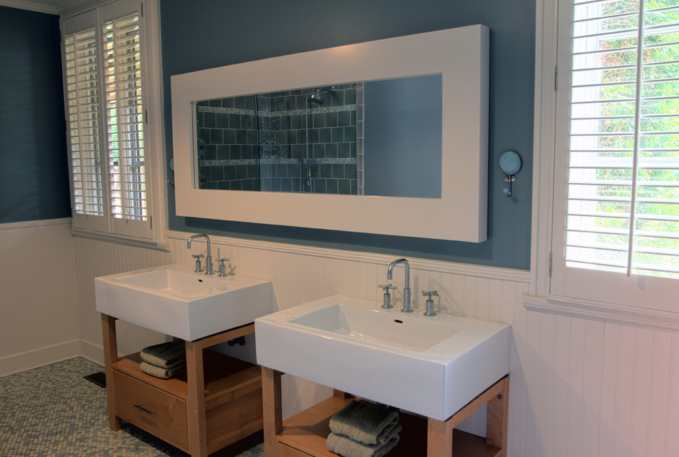 Réalisation d'une salle de bain principale méditerranéenne de taille moyenne avec une baignoire indépendante, une douche d'angle, un carrelage gris, des carreaux de céramique, un mur bleu, un sol en carrelage de céramique et un lavabo de ferme.