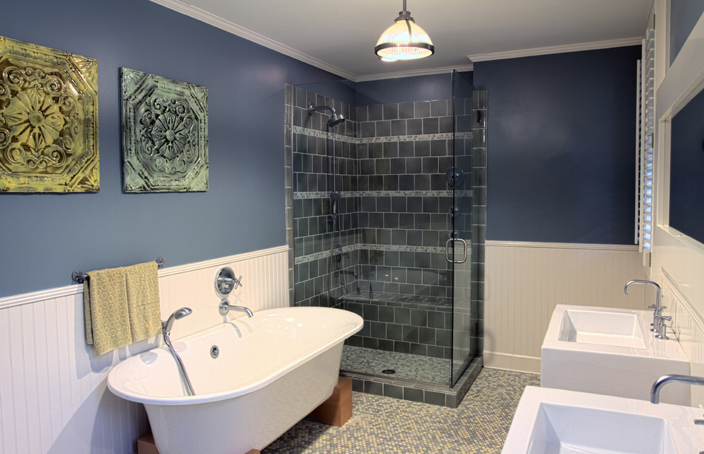 Свежая идея для дизайна: главная ванная комната среднего размера в средиземноморском стиле с отдельно стоящей ванной, угловым душем, серой плиткой, керамической плиткой, синими стенами, полом из керамической плитки и раковиной с пьедесталом - отличное фото интерьера
