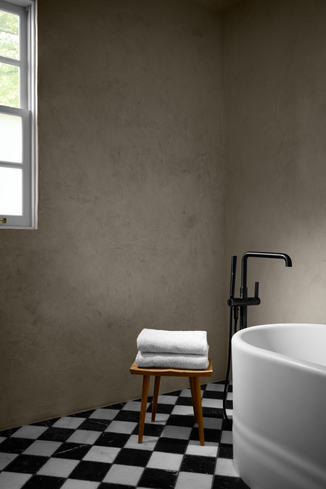 Bild på ett funkis badrum, med ett fristående badkar, en öppen dusch, marmorgolv och med dusch som är öppen