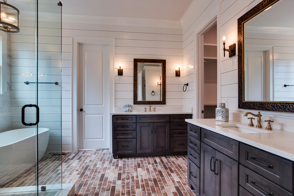Exempel på ett lantligt badrum, med ett fristående badkar, en hörndusch, tegelgolv, bänkskiva i kvarts och dusch med gångjärnsdörr