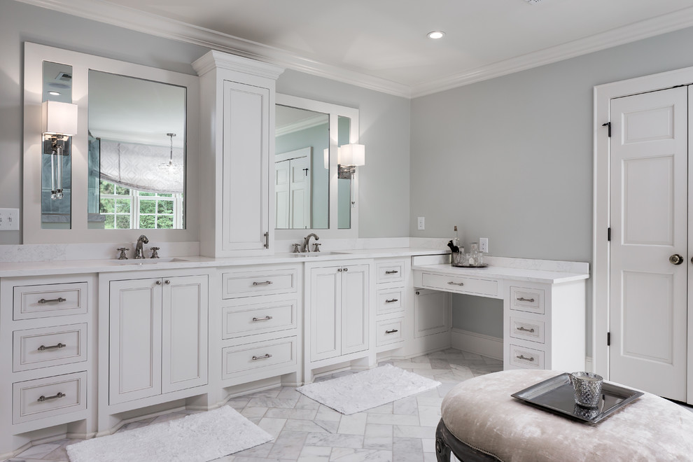 Стильный дизайн: большая главная ванная комната в стиле неоклассика (современная классика) с фасадами с утопленной филенкой, белыми фасадами, серыми стенами, мраморным полом, врезной раковиной, столешницей из кварцита и серым полом - последний тренд