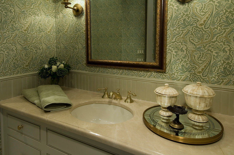 Idéer för ett klassiskt badrum, med ett nedsänkt handfat, skåp i shakerstil, vita skåp, granitbänkskiva, en vägghängd toalettstol, vit kakel och glaskakel