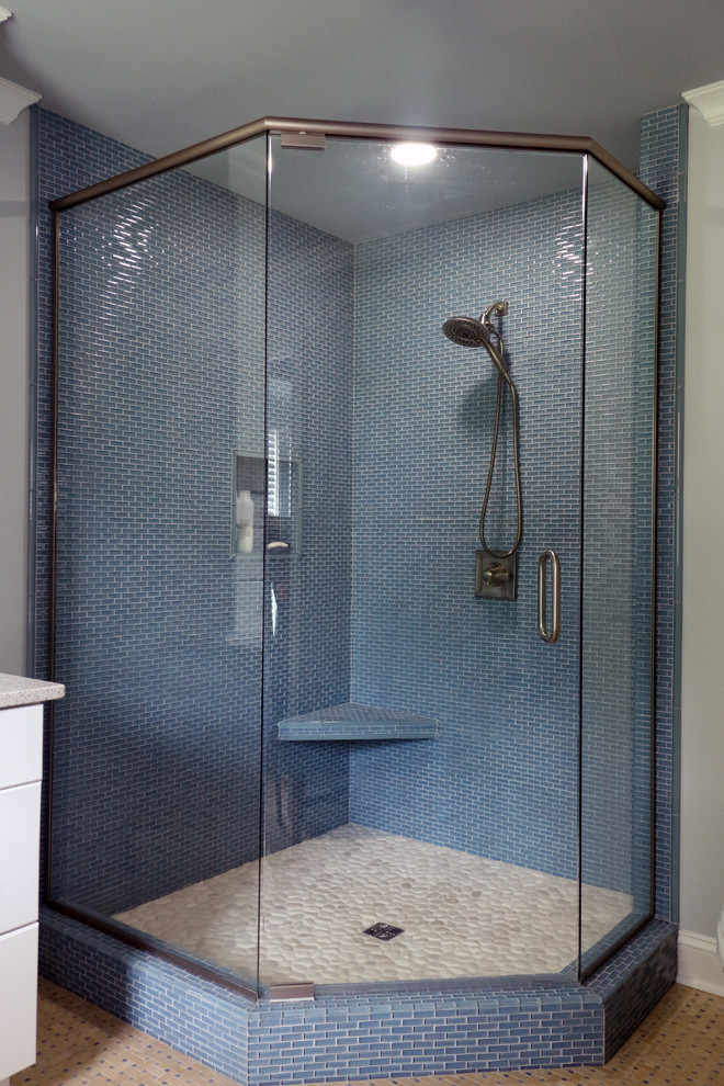 Idéer för ett mellanstort maritimt en-suite badrum, med luckor med infälld panel, vita skåp, ett badkar i en alkov, en hörndusch, en toalettstol med hel cisternkåpa, blå kakel, mosaik, grå väggar, mosaikgolv, ett undermonterad handfat och bänkskiva i kvarts