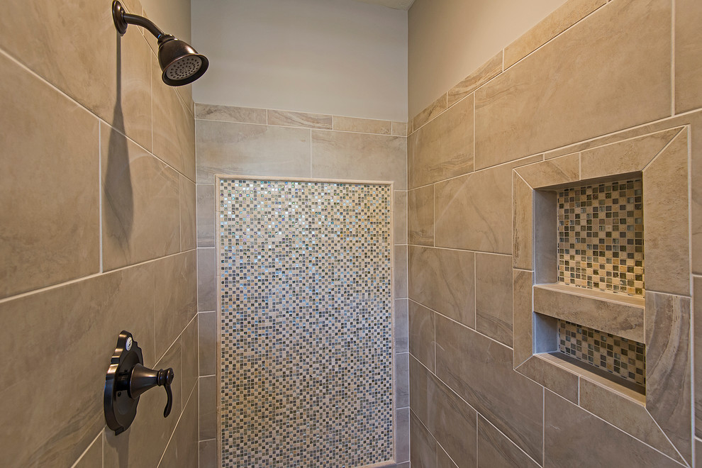 Idéer för att renovera ett amerikanskt badrum, med ett undermonterad handfat, skåp i mellenmörkt trä och granitbänkskiva