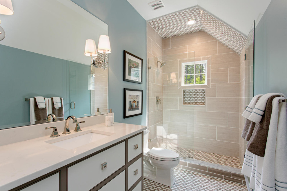Modelo de cuarto de baño tradicional renovado con puertas de armario blancas, ducha empotrada, sanitario de una pieza, baldosas y/o azulejos marrones, paredes azules, lavabo bajoencimera, armarios con paneles lisos, ducha abierta y ventanas