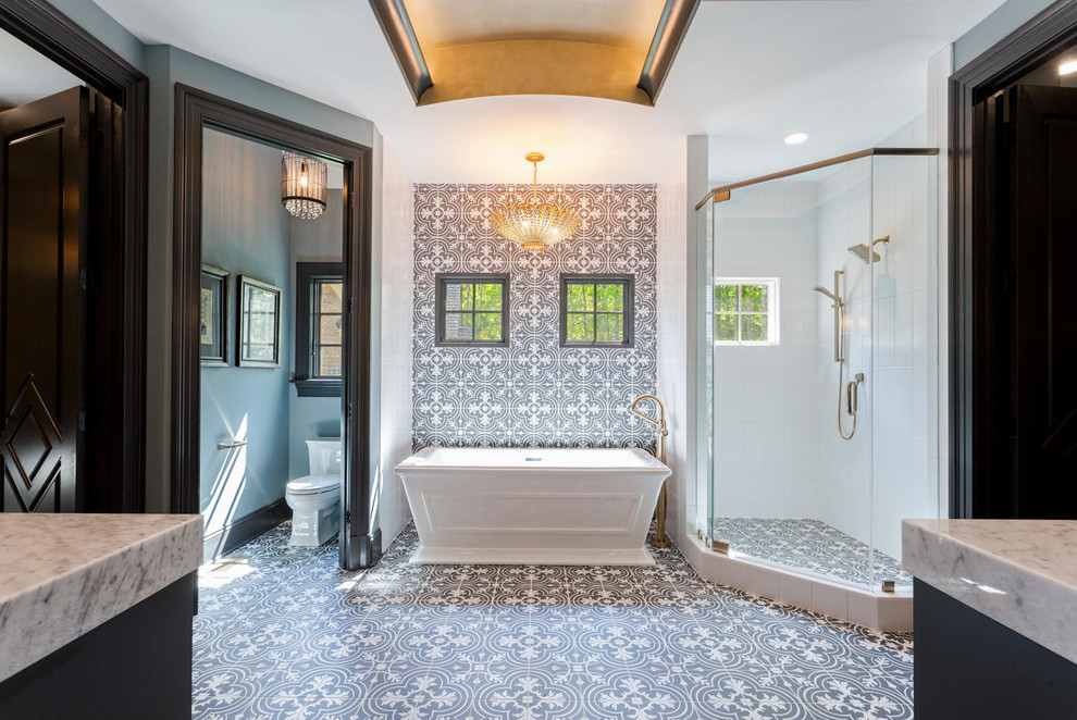 Стильный дизайн: главная ванная комната в стиле неоклассика (современная классика) с отдельно стоящей ванной, угловым душем, серой плиткой, белой плиткой, разноцветными стенами и душем с распашными дверями - последний тренд