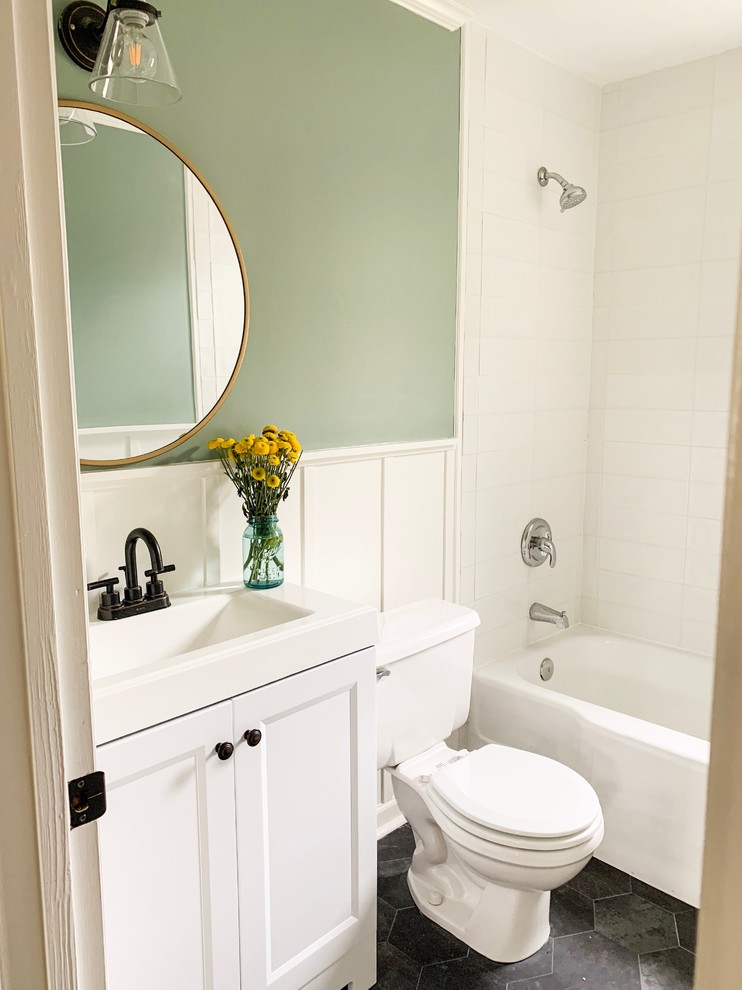 Foto på ett litet amerikanskt vit badrum, med skåp i shakerstil, vita skåp, ett badkar i en alkov, en dusch/badkar-kombination, en toalettstol med separat cisternkåpa, vit kakel, porslinskakel, gröna väggar, vinylgolv, ett integrerad handfat, marmorbänkskiva, grått golv och dusch med duschdraperi