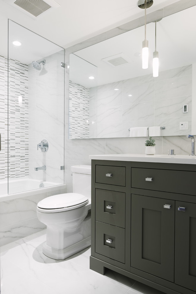 バンクーバーにある高級な中くらいなトランジショナルスタイルのおしゃれなマスターバスルーム (シェーカースタイル扉のキャビネット、グレーのキャビネット、磁器タイル、白い壁、磁器タイルの床、クオーツストーンの洗面台、アンダーカウンター洗面器、白いタイル、アルコーブ型浴槽、シャワー付き浴槽	、オープンシャワー) の写真