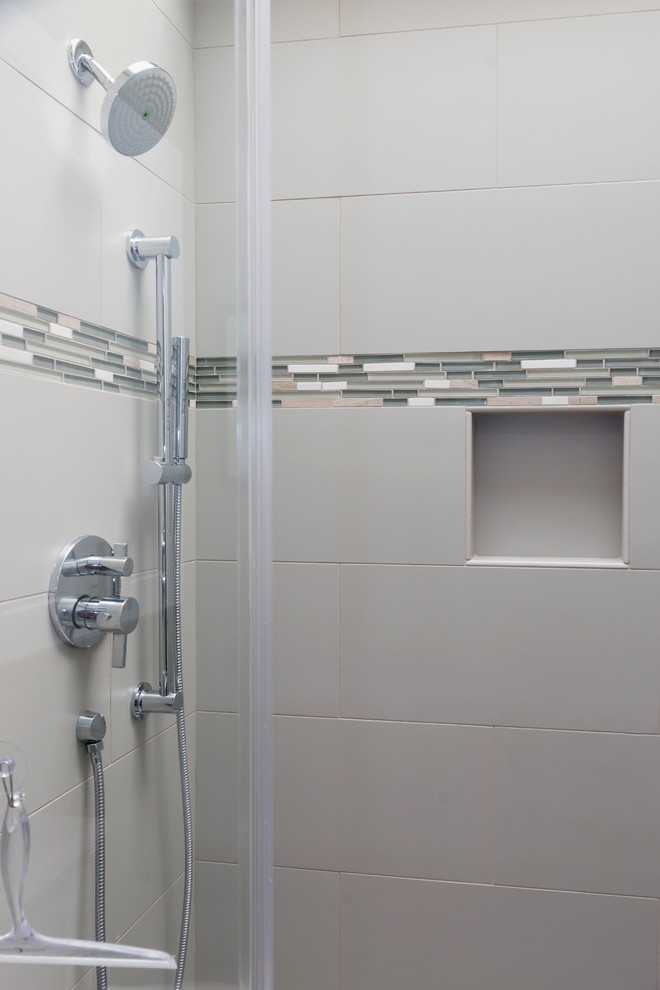 Источник вдохновения для домашнего уюта: ванная комната в стиле неоклассика (современная классика) с фасадами в стиле шейкер, коричневыми фасадами, душем в нише, серой плиткой, серыми стенами, врезной раковиной, душем с распашными дверями и белой столешницей
