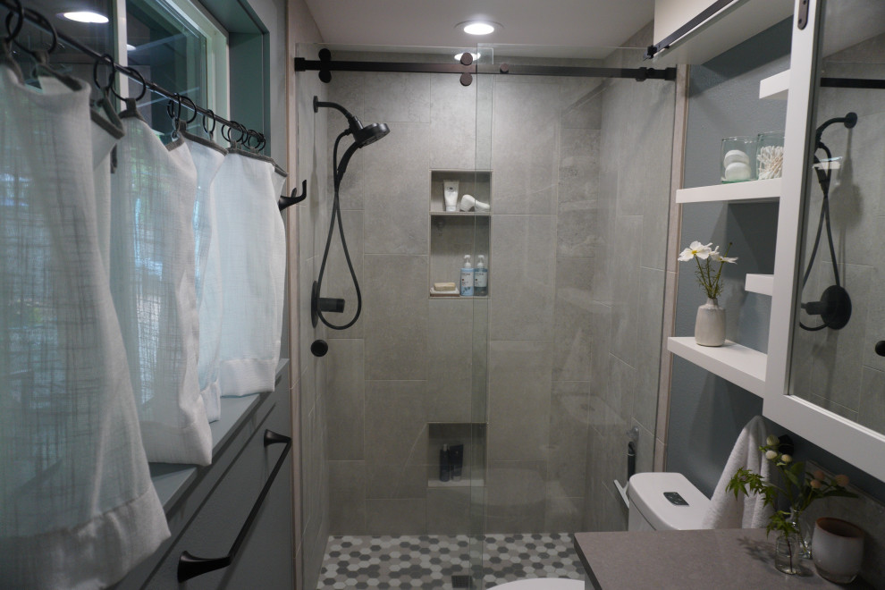 На фото: ванная комната среднего размера с фасадами в стиле шейкер, белыми фасадами, душевой кабиной, столешницей из искусственного кварца, тумбой под одну раковину и встроенной тумбой