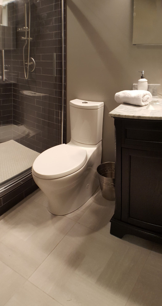 Exemple d'une petite salle de bain chic avec un placard à porte plane, des portes de placard noires, WC séparés, un carrelage gris, des carreaux de céramique, un mur gris, un sol en carrelage de porcelaine, un lavabo encastré, un plan de toilette en marbre, un sol gris et une cabine de douche à porte coulissante.