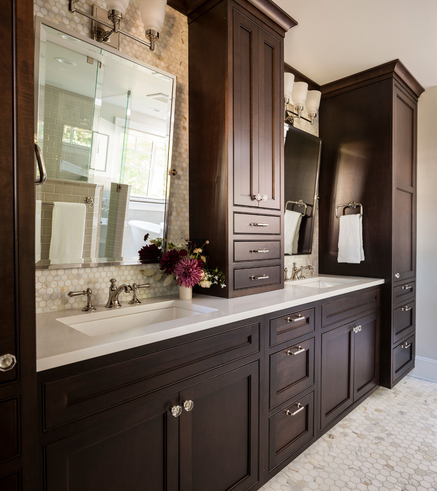 Immagine di una stanza da bagno padronale chic di medie dimensioni con ante in stile shaker, ante in legno bruno, piastrelle beige, pareti beige, lavabo sottopiano, top in quarzite e pavimento beige