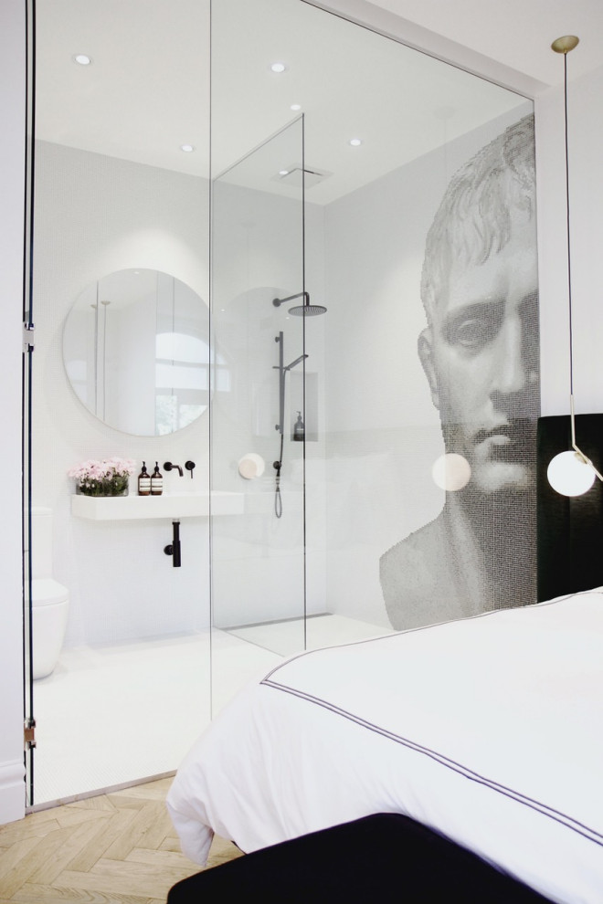 Modernes Badezimmer mit bodengleicher Dusche, schwarz-weißen Fliesen, Mosaikfliesen, Wandwaschbecken, weißem Boden, offener Dusche und Einzelwaschbecken in Sonstige