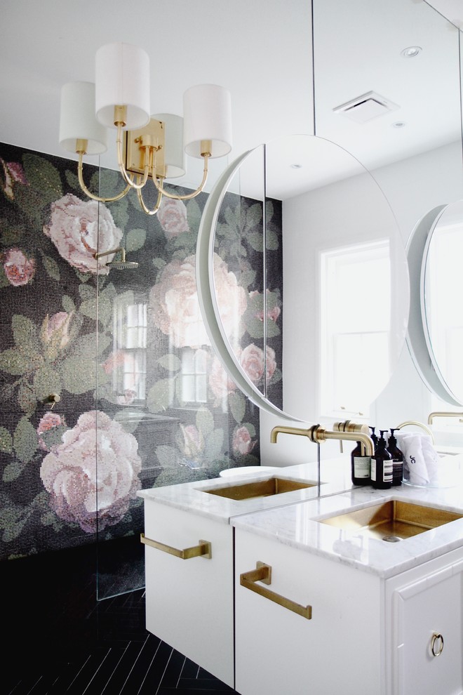 Пример оригинального дизайна: ванная комната в современном стиле с белыми фасадами, душем без бортиков, черной плиткой, зеленой плиткой, розовой плиткой, белой плиткой, плиткой мозаикой, белыми стенами, врезной раковиной, черным полом, открытым душем и белой столешницей