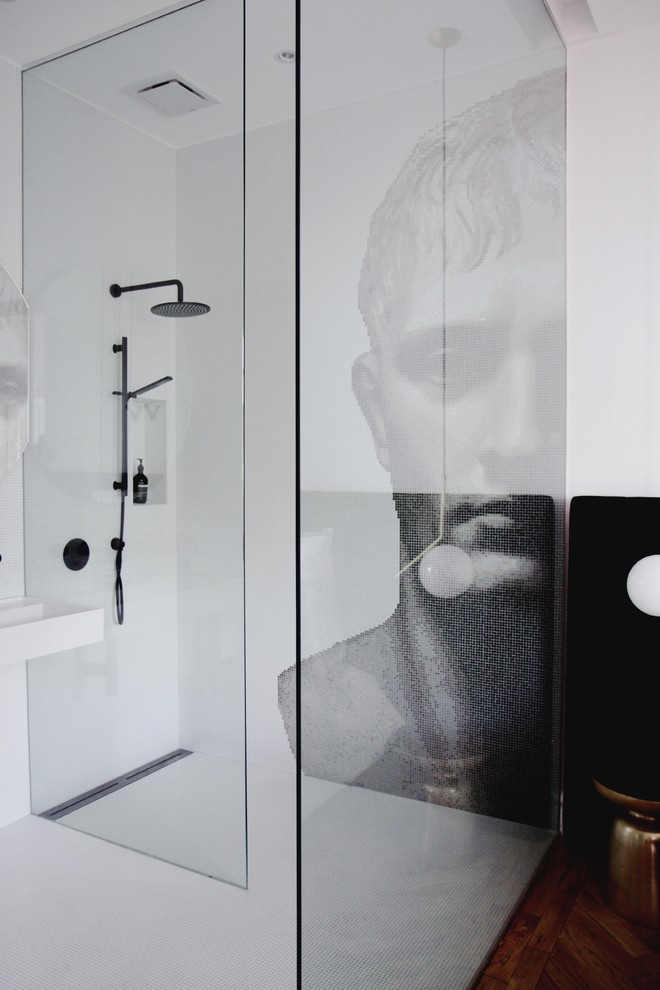 シドニーにあるコンテンポラリースタイルのおしゃれな浴室 (バリアフリー、黒いタイル、モノトーンのタイル、白いタイル、モザイクタイル、白い壁、グレーの床、オープンシャワー) の写真