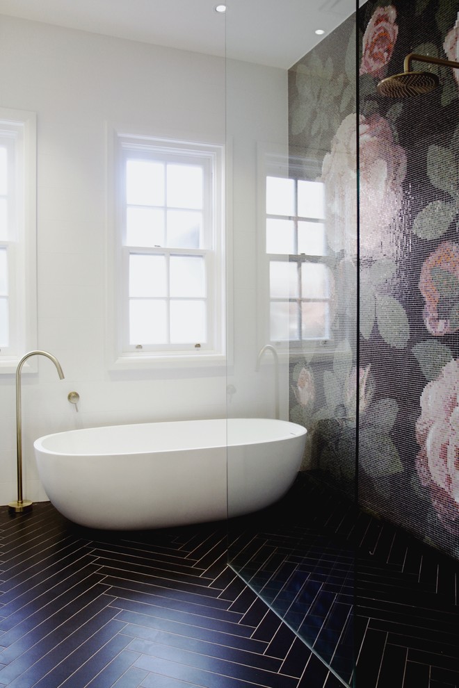 Inspiration för moderna badrum, med ett fristående badkar, en kantlös dusch, svart kakel, grön kakel, rosa kakel, vit kakel, mosaik, vita väggar, svart golv och med dusch som är öppen