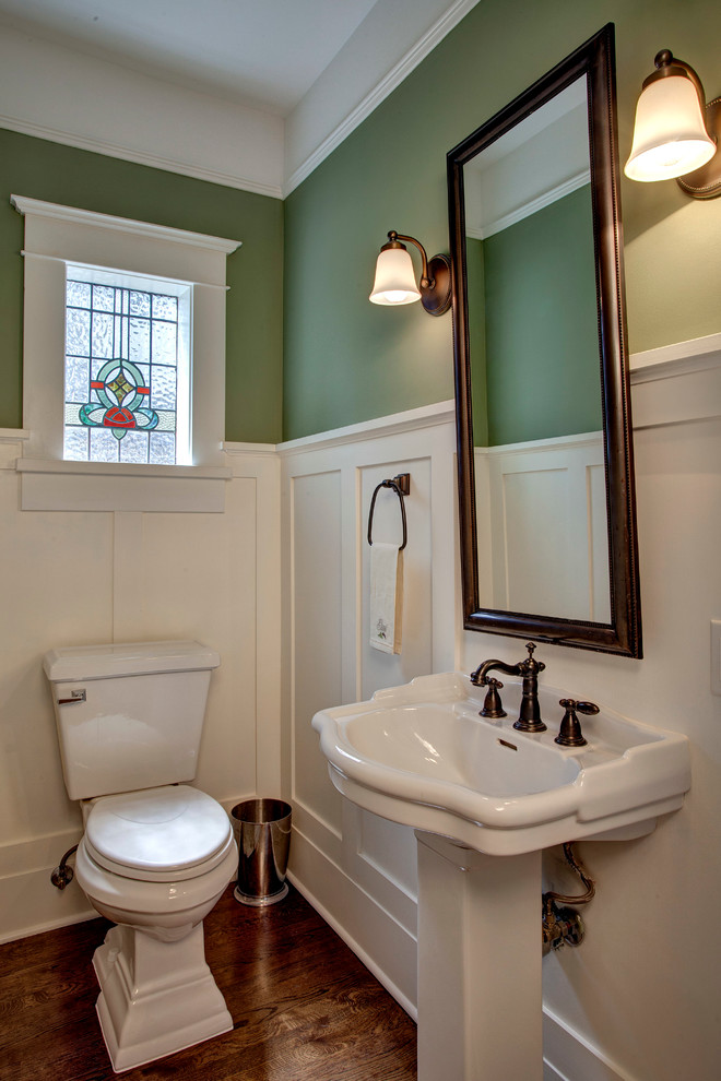 На фото: ванная комната в викторианском стиле с раковиной с пьедесталом и зелеными стенами