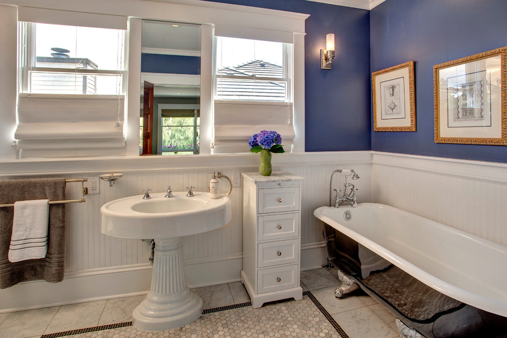 На фото: ванная комната в стиле кантри с раковиной с пьедесталом и ванной на ножках с