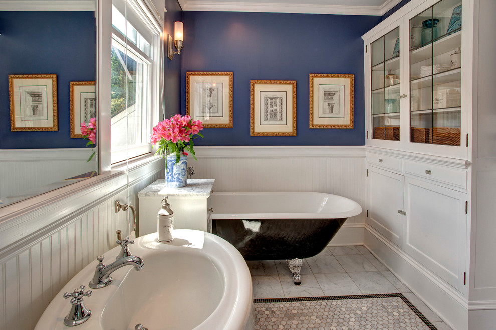 Example of an arts and crafts claw-foot bathtub design in Seattle