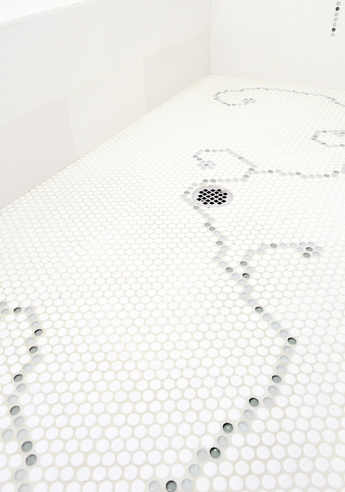 На фото: главная ванная комната среднего размера в стиле неоклассика (современная классика) с открытым душем, белой плиткой, керамической плиткой и полом из керамической плитки