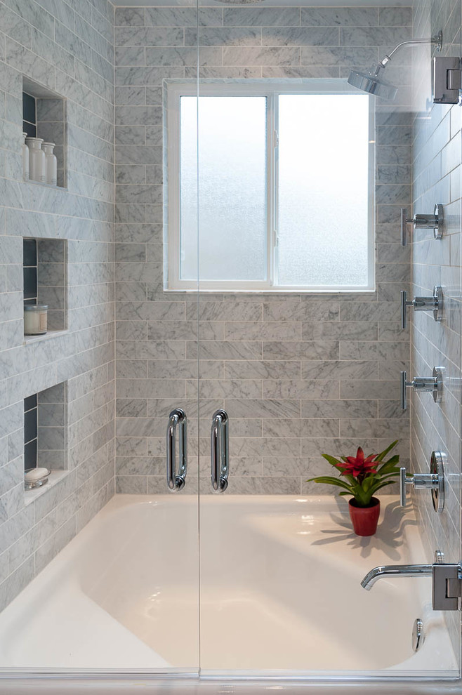 Ispirazione per una stanza da bagno moderna di medie dimensioni con ante marroni, vasca ad alcova, doccia ad angolo e piastrelle grigie