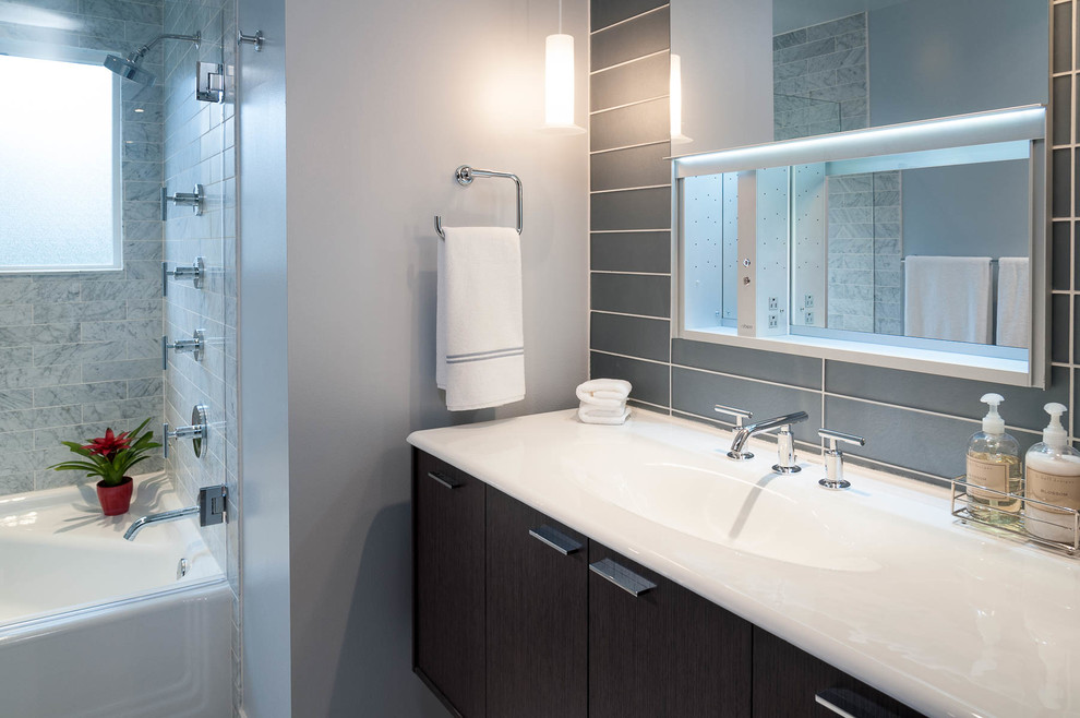 Inspiration för mellanstora moderna badrum, med ett nedsänkt handfat, bruna skåp, ett badkar i en alkov, en hörndusch, grå kakel, glaskakel, grå väggar och marmorgolv