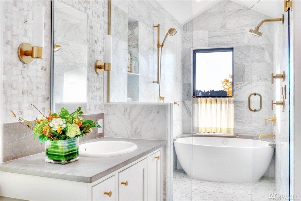 Inredning av ett modernt stort en-suite badrum, med vita skåp, ett fristående badkar, en dubbeldusch, grå kakel, grå väggar, marmorbänkskiva, skåp i shakerstil, stenkakel, marmorgolv och ett nedsänkt handfat