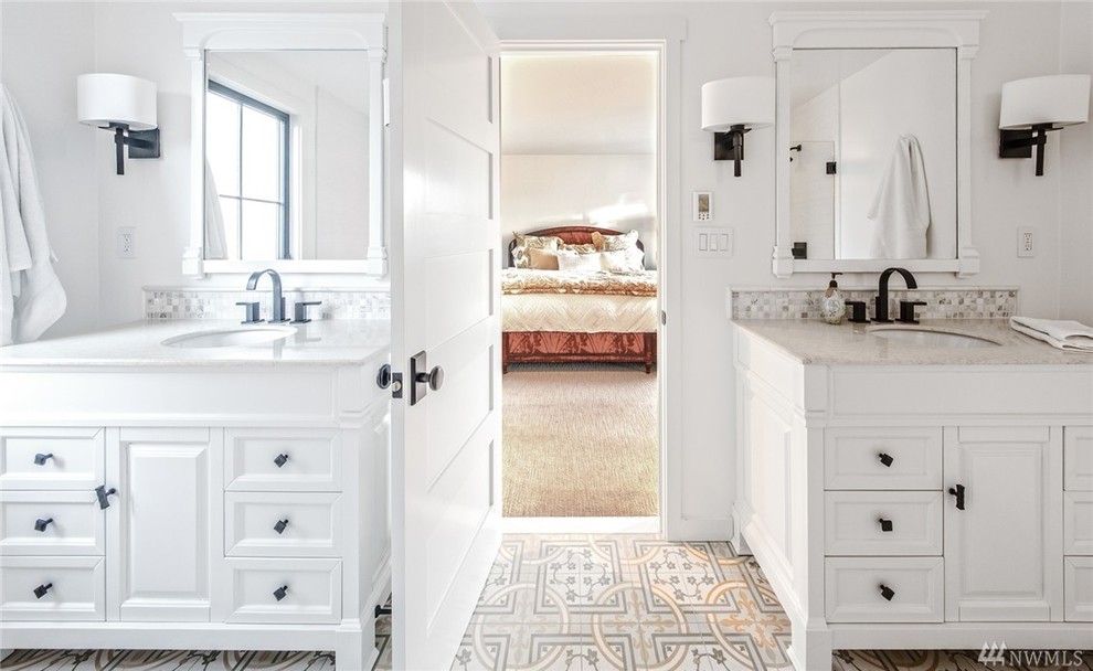Exempel på ett stort modernt en-suite badrum, med luckor med upphöjd panel, vita skåp, vit kakel, stenkakel, vita väggar, cementgolv, ett undermonterad handfat och bänkskiva i kvarts