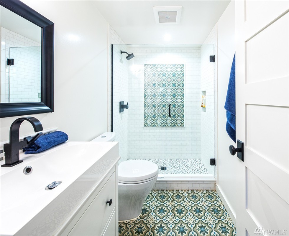 Exempel på ett stort modernt badrum med dusch, med vita skåp, vita väggar, släta luckor, en dusch i en alkov, flerfärgad kakel, cementkakel, cementgolv och ett avlångt handfat