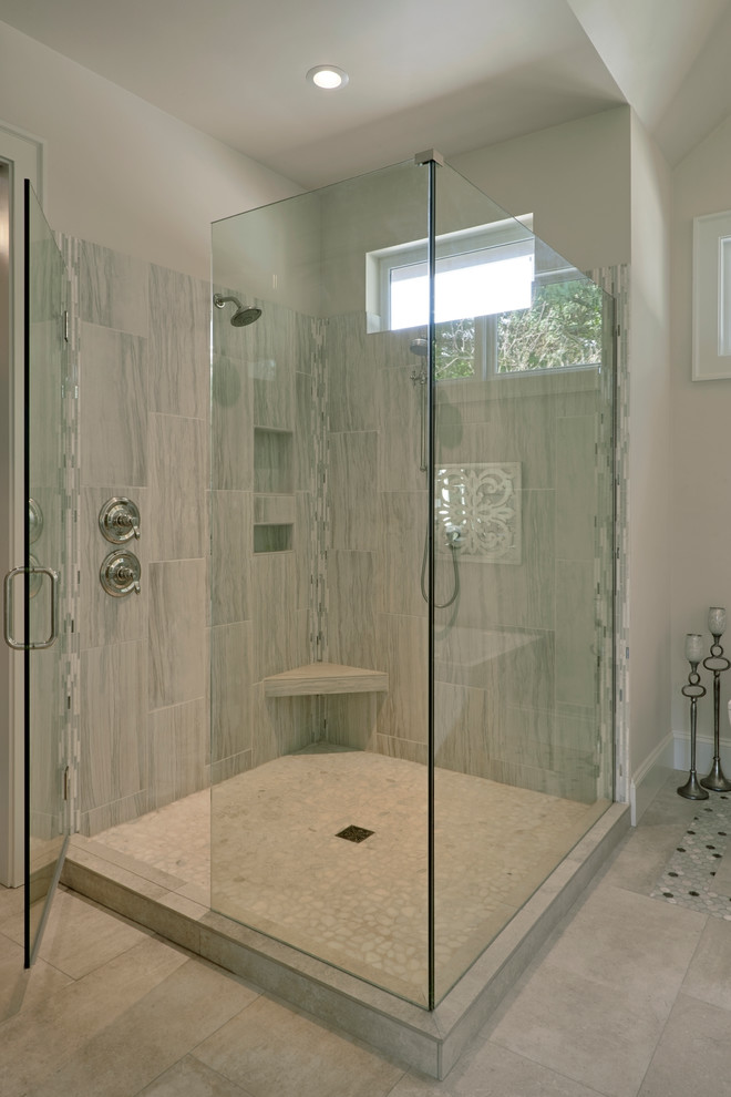 Idéer för ett mellanstort klassiskt en-suite badrum, med luckor med profilerade fronter, beige skåp, ett fristående badkar, en hörndusch, en toalettstol med separat cisternkåpa, beige kakel, grå kakel, vit kakel, travertinkakel, beige väggar, travertin golv, ett undermonterad handfat och marmorbänkskiva