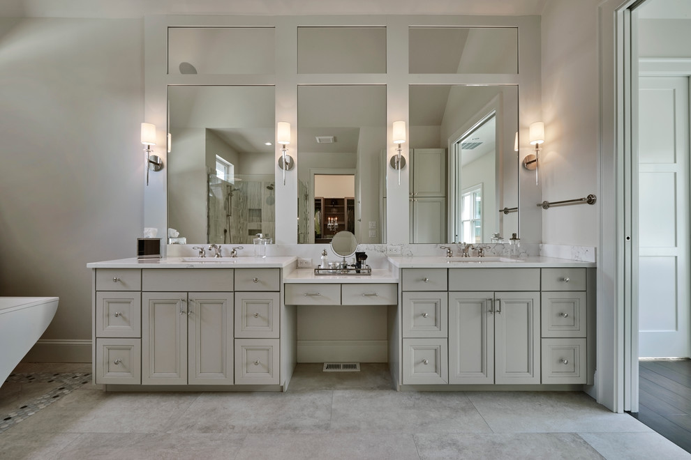 Inspiration för mellanstora klassiska en-suite badrum, med luckor med profilerade fronter, beige skåp, ett fristående badkar, en hörndusch, travertinkakel, beige väggar, travertin golv, ett undermonterad handfat, marmorbänkskiva och beiget golv