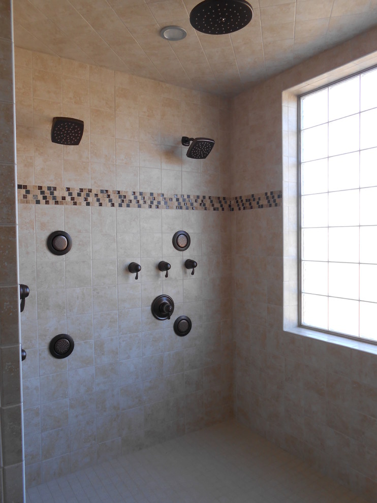 На фото: большая главная ванная комната в классическом стиле с двойным душем, бежевой плиткой, керамической плиткой, бежевыми стенами и полом из мозаичной плитки