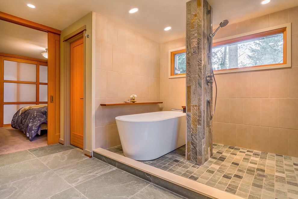 Foto de cuarto de baño actual con bañera exenta, ducha abierta, ducha abierta y ventanas