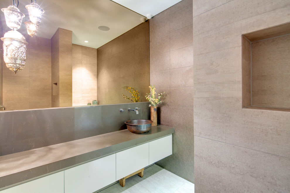 Modernes Badezimmer mit flächenbündigen Schrankfronten, weißen Schränken, grauen Fliesen, Aufsatzwaschbecken, grauem Boden und grauer Waschtischplatte in Sydney