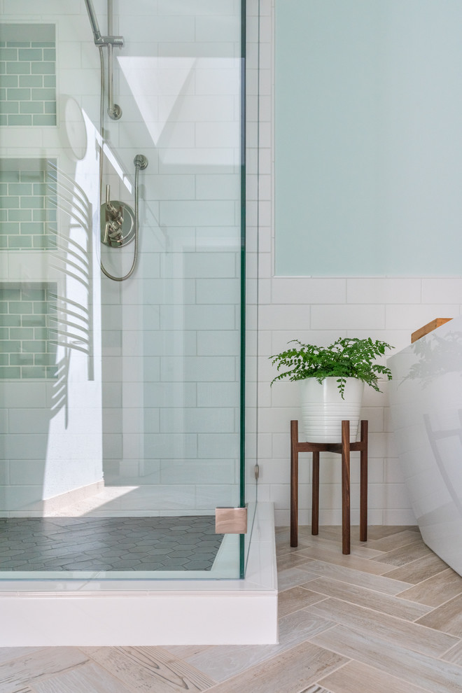 Источник вдохновения для домашнего уюта: главная ванная комната в современном стиле с фасадами в стиле шейкер, серыми фасадами, отдельно стоящей ванной, угловым душем, раздельным унитазом, белой плиткой, керамической плиткой, синими стенами, полом из керамогранита, врезной раковиной, столешницей из искусственного кварца, бежевым полом, душем с распашными дверями и белой столешницей