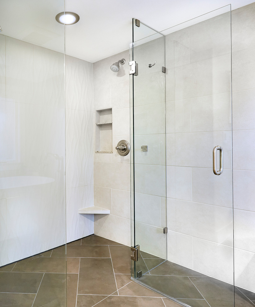 Mittelgroßes Klassisches Badezimmer En Suite mit freistehender Badewanne, bodengleicher Dusche, beigen Fliesen, Porzellanfliesen, Falttür-Duschabtrennung und eingebautem Waschtisch in Seattle