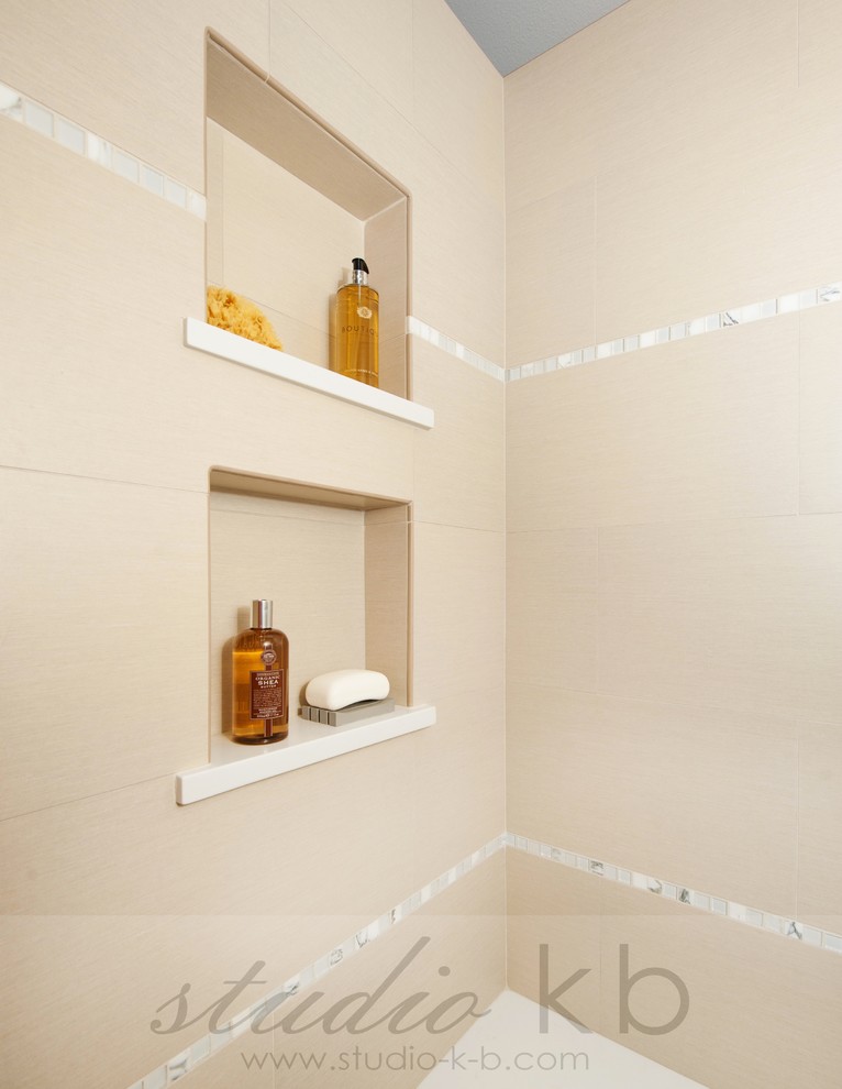 Ejemplo de cuarto de baño principal clásico renovado con bañera exenta, ducha esquinera, baldosas y/o azulejos beige, paredes beige, suelo beige y ducha con puerta con bisagras