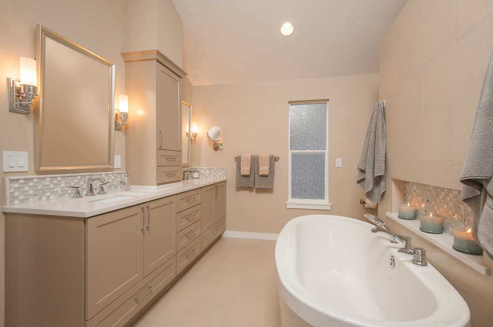 Cette image montre une salle de bain principale traditionnelle avec une baignoire indépendante, une douche d'angle, un carrelage beige, un mur beige, un sol beige et une cabine de douche à porte battante.