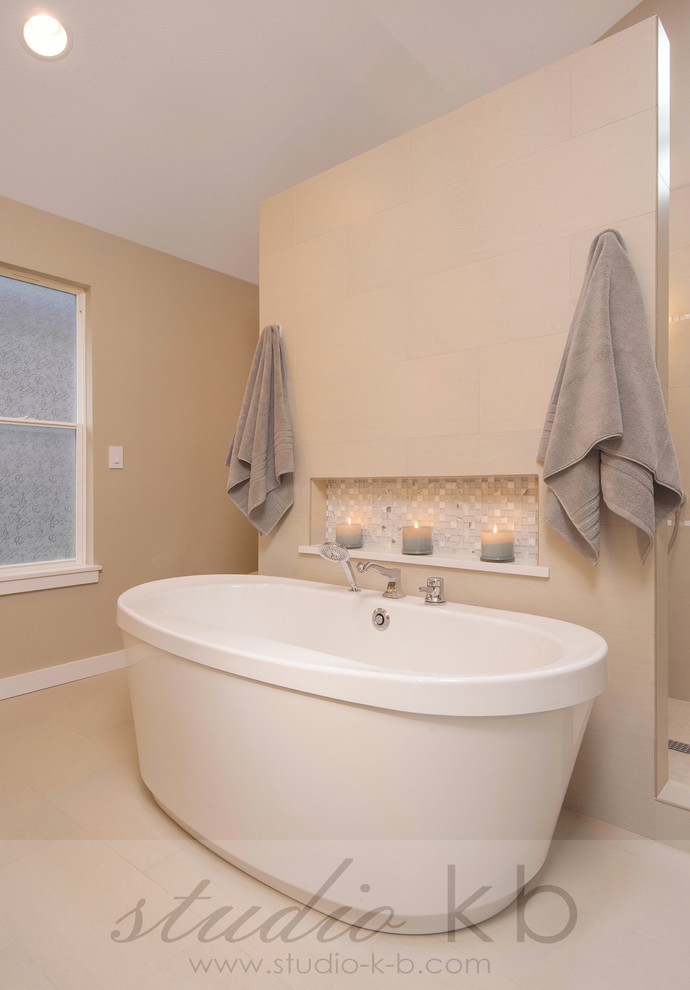 Foto di una stanza da bagno padronale tradizionale con vasca freestanding, doccia ad angolo, piastrelle beige, pareti beige, pavimento beige e porta doccia a battente