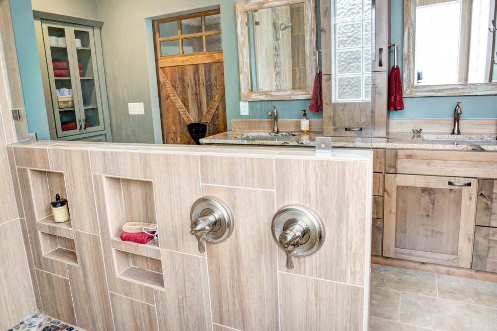 Exempel på ett stort lantligt en-suite badrum, med skåp i shakerstil, skåp i mellenmörkt trä, en kantlös dusch, porslinskakel, gröna väggar, klinkergolv i porslin, ett undermonterad handfat och granitbänkskiva