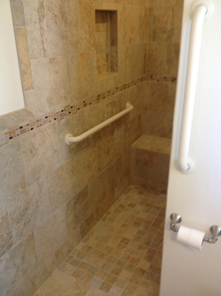 Immagine di una piccola stanza da bagno padronale mediterranea con nessun'anta, doccia aperta, piastrelle beige, piastrelle in ceramica, pareti beige, pavimento in gres porcellanato, ante bianche e top in granito