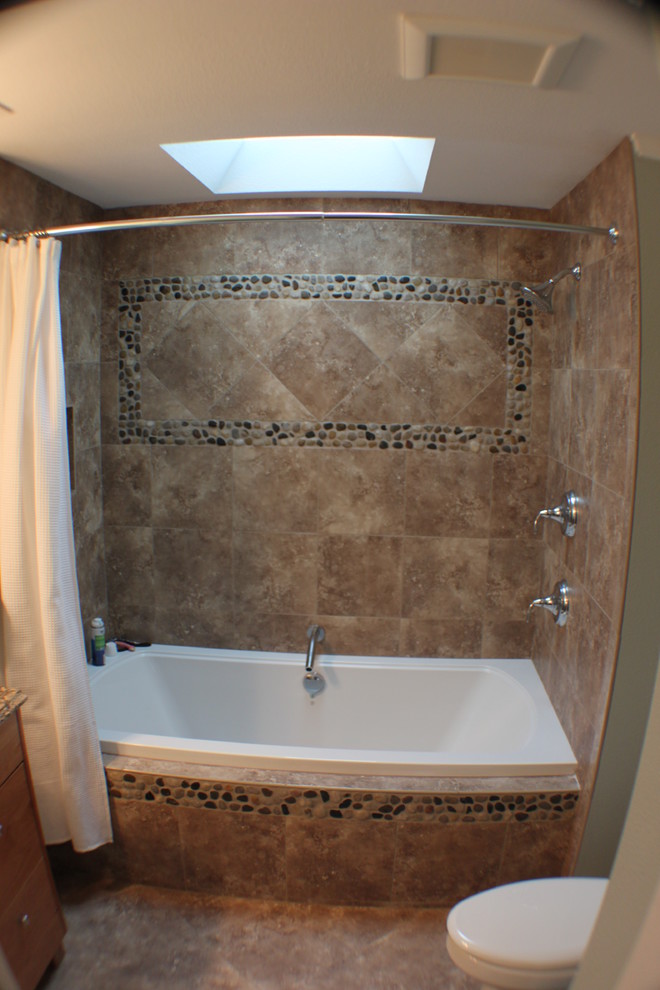 Immagine di una piccola stanza da bagno padronale design con vasca da incasso, vasca/doccia e piastrelle marroni