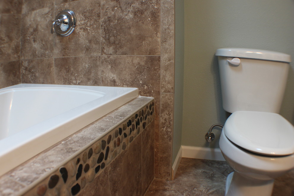 Inspiration för ett litet funkis en-suite badrum, med ett platsbyggt badkar, en dusch/badkar-kombination, en toalettstol med separat cisternkåpa, brun kakel och gröna väggar