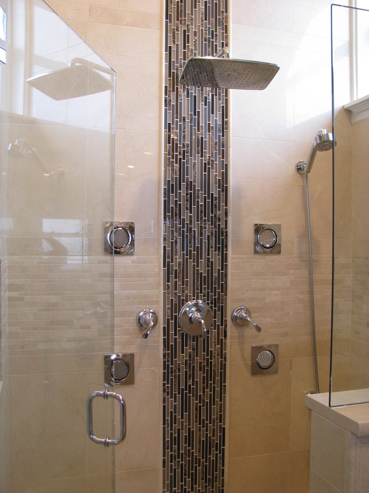 Idee per una grande stanza da bagno padronale design con ante lisce, ante in legno scuro, vasca da incasso, doccia ad angolo e pareti marroni