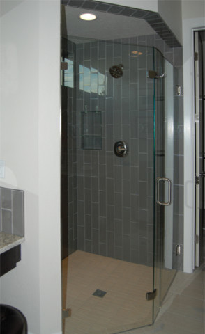 Exemple d'une grande salle de bain principale tendance en bois foncé avec un placard à porte plane, une douche à l'italienne, WC à poser, un carrelage beige, un carrelage en pâte de verre, un mur beige, un sol en carrelage de céramique, un lavabo encastré et un plan de toilette en granite.