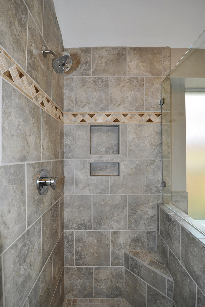 Bild på ett mellanstort funkis en-suite badrum, med ett integrerad handfat, luckor med upphöjd panel, vita skåp, ett fristående badkar, en kantlös dusch, en toalettstol med hel cisternkåpa, grå kakel och grå väggar