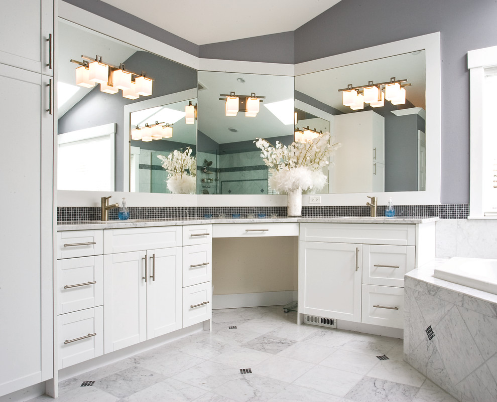 Réalisation d'une salle de bain tradition avec un placard à porte shaker, des portes de placard blanches et un mur gris.