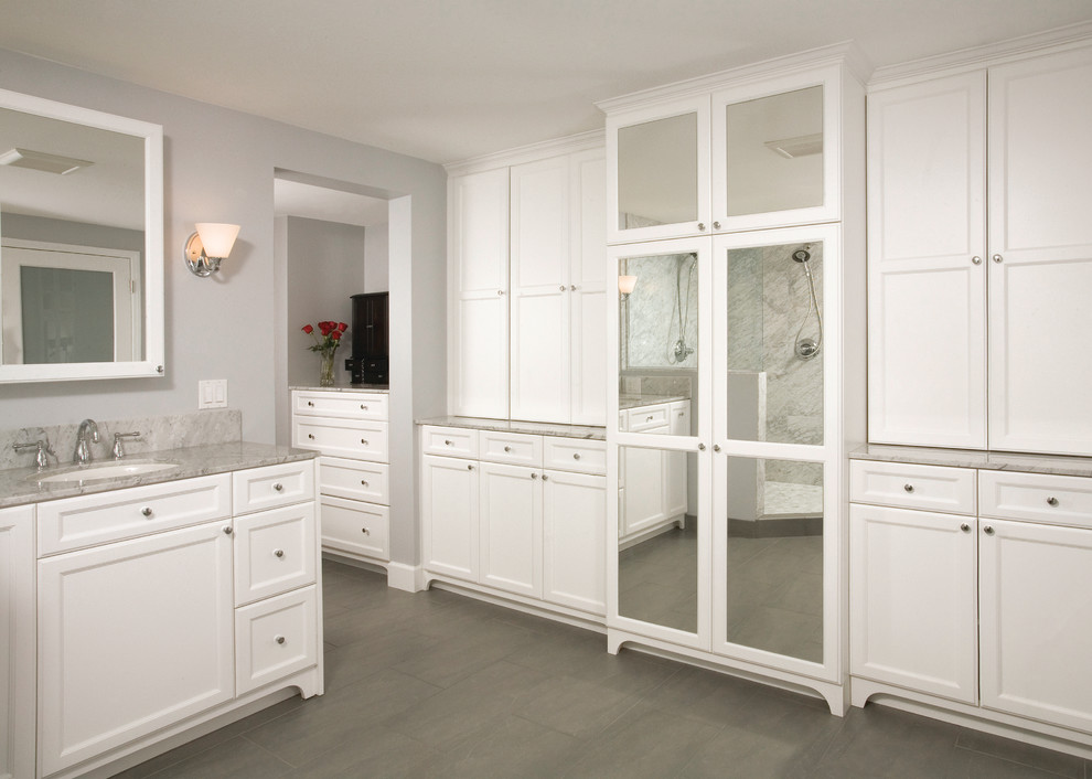 Diseño de cuarto de baño clásico renovado con armarios con paneles lisos