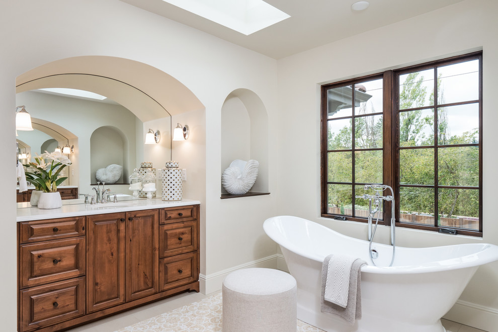 На фото: ванная комната в классическом стиле с фасадами с выступающей филенкой с